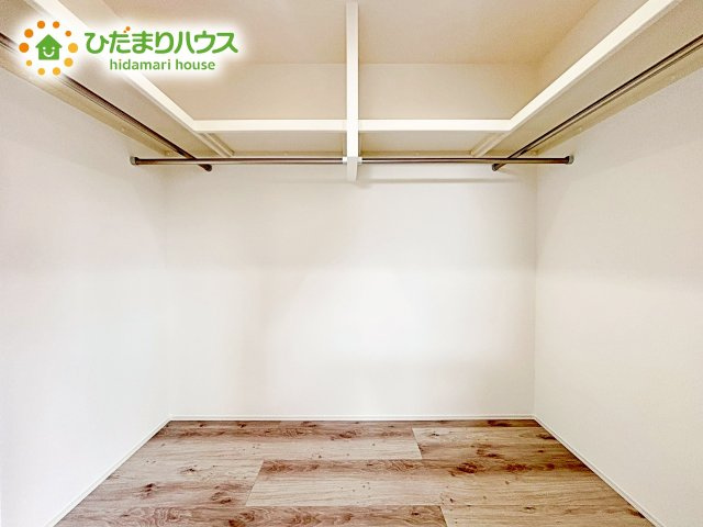 ママに人気のウォークインクローゼット付き！　コートやジャケットはもちろん、季節物や布団なども全部収納できちゃいます(^^)/