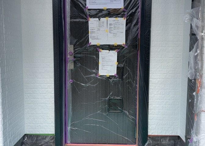 玄関は家の顔でもあり、家族以外の目にも止まる場所です。玄関は外との間を仕切る扉、靴などをしまっておく収納スペース、靴脱ぎのたたきスペース、来客とのやり取りをするドアホンなど複数のアイテムからなります。