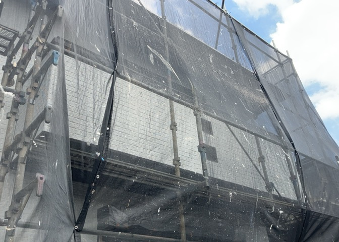 バルコニーは、室外の専用スペースのうち、「屋根がなく開放された空間」であるものを指します。ベランダより広いタイプのものが多く、日当たりもよいため家庭菜園などを楽しみたい人にとって適した環境となります。