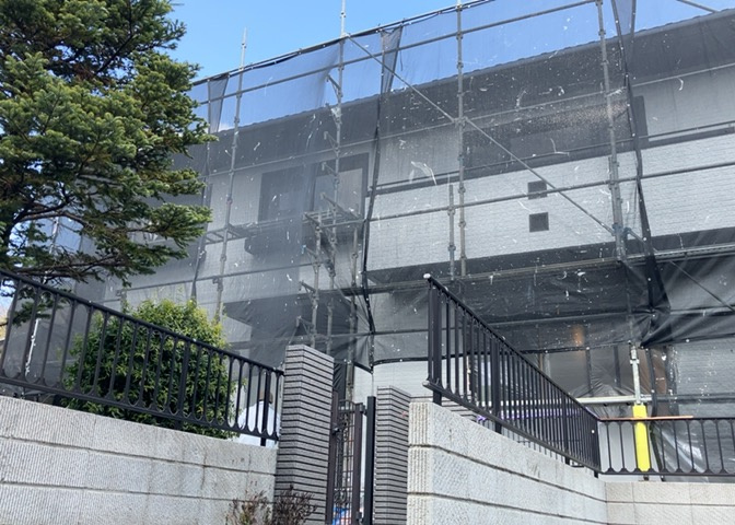 木造住宅とは土台、壁、柱など建築物の強度を支える構造体の材に木が使用されている構造を指します。構造体は建物の自重を支えるだけではなく風圧や水圧、積裁荷重などあらゆる衝撃に耐えるための基礎です。