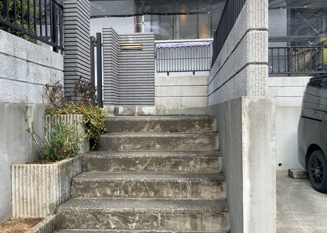 建物の基礎工事の方法は、主流となっているベタ基礎（防湿基礎）と布基礎の2種類に分類され、床下の通気性や耐久性などに違いがあります。建物の基礎部分の構造や付帯設備など詳細については現地でご確認ください。