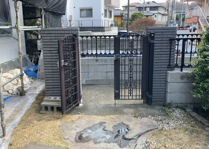 玄関ポーチにおいて最も重視すべきと言っても良いのが広さです。適切な広さの玄関ポーチでないと外見的なバランスは崩れてしまいますし、何より使いにくくなってしまいますので、現地で実際に下見をしてみましょう！