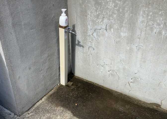 敷地内に散水栓や立水栓があると便利です。水道水を直接利用できるため、水を運ぶ手間を省くことが出来ます。大量の水を必要とする洗車作業や清掃などに役立ちます。その他設備とあわせて、現地でご確認ください。