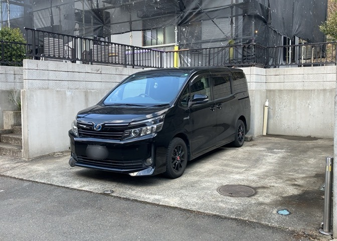 車一台あたりに必要なスペースは、標準サイズの普通自動車で横幅2m50cm、長さ5mは必要になります。ただし、乗降のことも考慮して横幅3m30cm、長さ5m50cmほどは確保できるところを選びましょう。