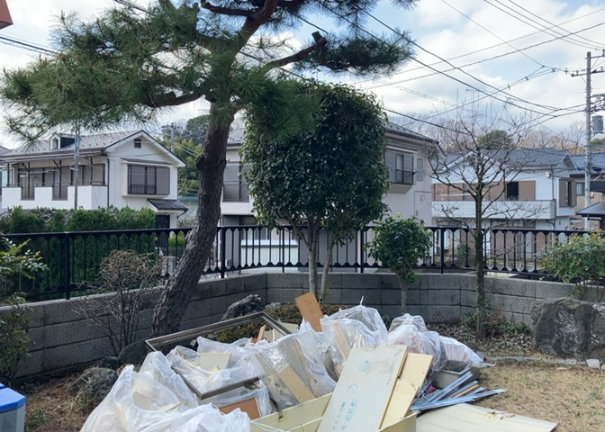 庭のある家に住むことのメリットとして、子どもたちの遊び場を確保できること、ガーデニングや家庭菜園を楽しめること、明るさを確保できることがあります。また、配置を工夫することでプライバシーが確保できます。