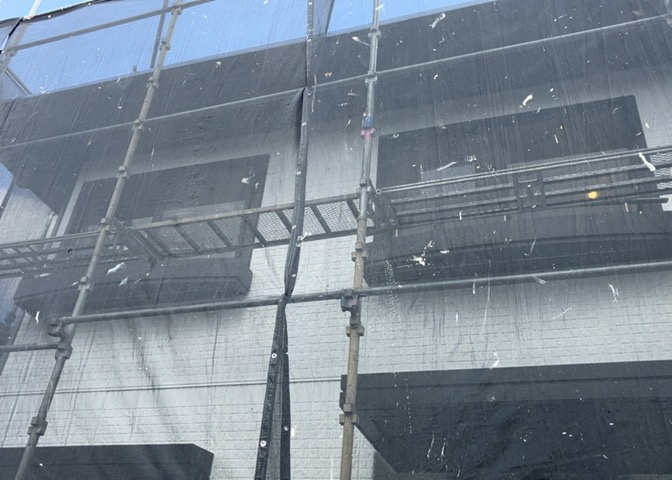 バルコニーは、建物内から室外へ楽に出入りできる便利なスペースです。また、バルコニーには手すりを付けることが義務付けられており、手すりの高さは110cm以上で施工することが建築基準法で定められています。