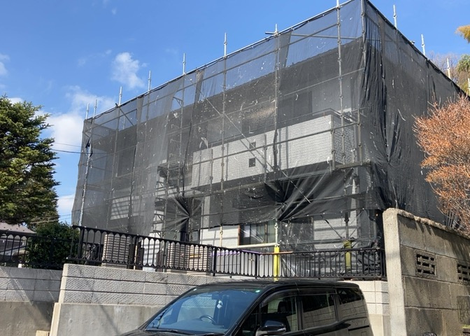 住宅用の土地では前面道路に2m以上接していなければならないと法律で定められています。しかし、お持ちの車のサイズやライフスタイルなどにより、2mでは利便が悪い場合もございますので、事前に確認しましょう。