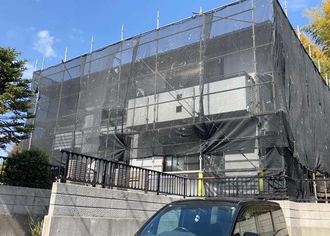 道幅が広い場所は日当たりや風通が良好です。幅が広いのですれ違いも可能ですし大きな車でも駐車可能！一方で、大型車が通ることも多くなるため交通量の増加により騒音に繋がります。また土地の値段が高くなります。