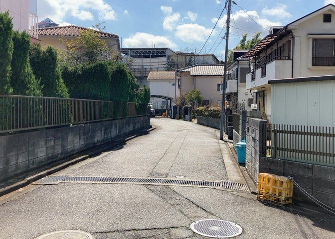 眺望を気にして物件を探す場合、前面に建物が建っていないか現地で確認しましょう！前面に建物があると景色はもちろん、日当たりや風通しにも影響が出てきます。住んだ時のことを想像しながら現地見学をしましょう。