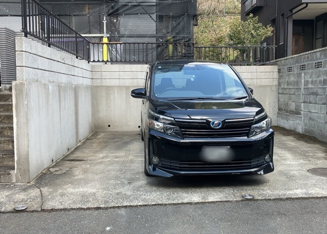 駐車場と明記されていても、最小スペースでつくられた駐車場だと大型車は駐車できなかったり、出入りしにくくなったりする可能性があります。お車のサイズと購入したい物件の駐車場のサイズを現地で確認しましょう。