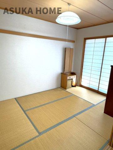 リビングと隣り合わせの和畳の良い香りの中お客様をお通しするお部屋にしてもいいですね。