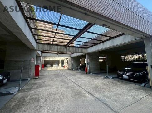 屋根付き駐車場の写真です。