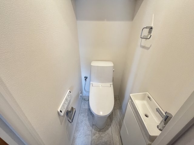 温水洗浄便座機能付きで清潔感のあるトイレ