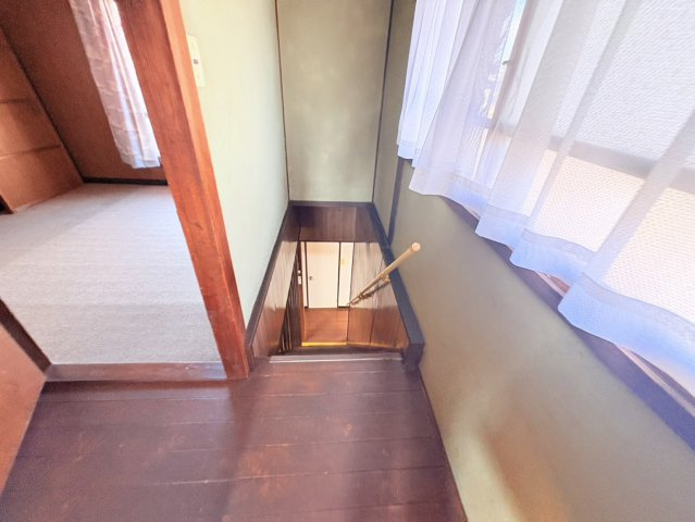 2階の各居室をつなぐ踊り場は窓から光が差し込む明るい空間です。手すり付きの階段で昇り降りもしやすく安全性にも配慮されています。各部屋への移動がスムーズで戸建ならではのゆとりを感じられるスペースです。