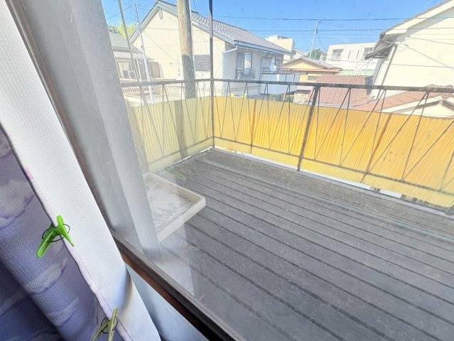 広々としたベランダは、洗濯物をたっぷり干せる実用性が魅力です。屋根付きのため急な天候の変化にも対応しやすく、日常使いに便利。風通しも良く、洗濯物が乾きやすい環境が整っています。