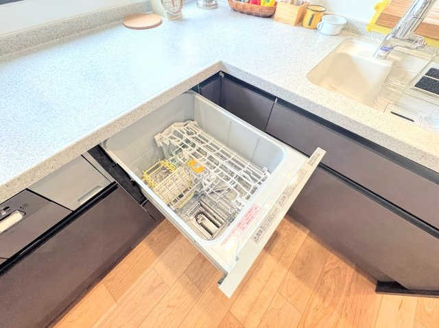 ◆食後の食器洗いは食洗機にお任せ！ご家族と団らんの時間を。家事の時短に効果大の食洗器付き。高温洗浄、節水効果もございます。