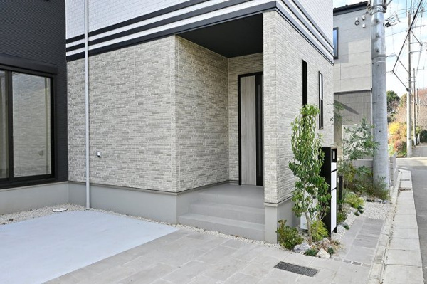 【練馬区立野町 最終1棟 オール電化×ハイグレード住宅の玄関】