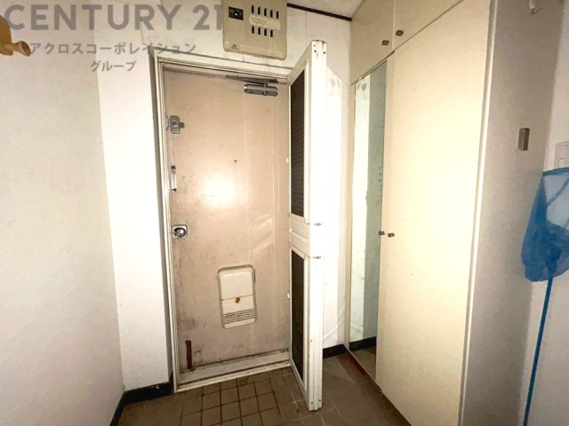 大きな玄関収納付きの玄関です　家族皆様の履物をしっかり収納できます　姿見付きでお出かけ前の身だしなみチェックに便利です
