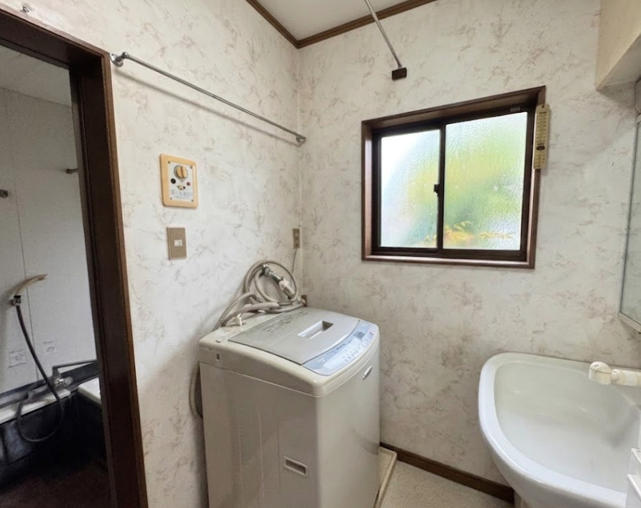 洗濯機置き場と洗面台が一体となった機能的な空間。窓付きで通気性も良く、湿気がこもりにくい点も魅力です。家事動線がまとまっており、洗濯から身支度までスムーズに行える使い勝手の良い設計です。