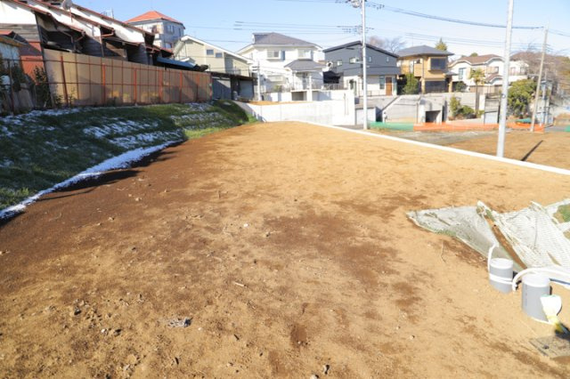 現地に行くなら、物件の周囲の地形がどうなっているかを見ることも大切です。周辺より低くなっている土地では、大雨などで水が集まりやすいため、地盤が弱くなっているということも考えられるため、注意が必要です。
