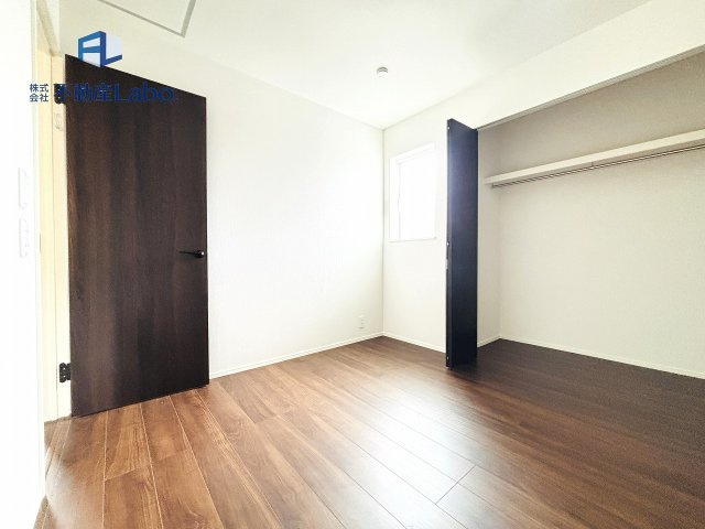 ●1号棟主寝室●　広々とした主寝室は2面採光を採用しており、光と風をたっぷりとりこめ、明るく落ち着ける空間。全ての窓にペアガラスが採用されており、断熱性能が高いため全居室快適に生活ができます♪