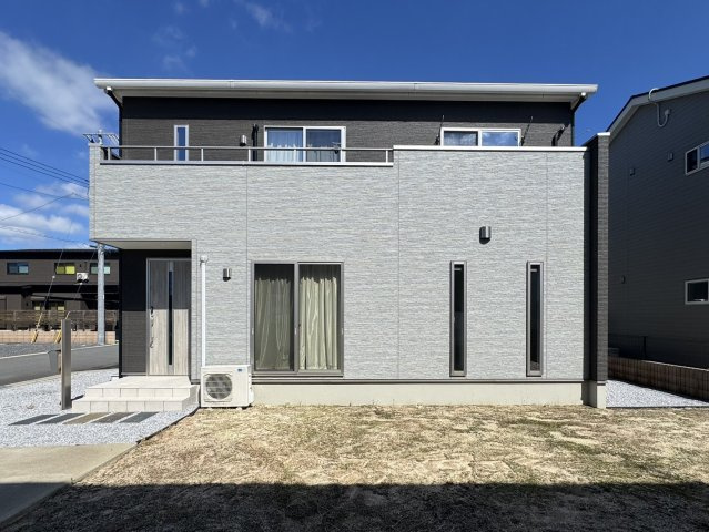 スタイリッシュな色調の外観♪耐久性やメンテナンス性に優れた外壁材はセルフクリーニング仕様。日当たりや採光が十分になるように、機能的に設計されております。（3年前当時の写真）