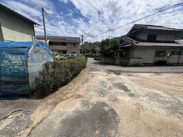 前面道路の様子です。現地まで車での出入りがしやすく、日々の生活にも便利な住環境となっています。国道2号線バイパスへのアクセスも良好で、尾道市内はもちろん福山市方面への移動もスムーズとなっております。
