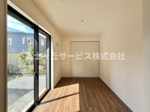 リビング横の洋室です