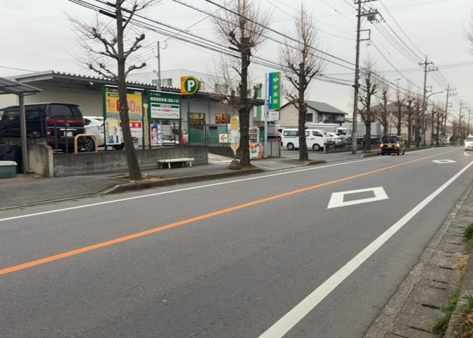家を建てる場合、方位は要チェックです。現実的に日当たりのよい家ならばリビングは南側、建築基準法でも北側に当たる家への配慮は求められています。土地を見学に行く際は、方位磁針を持って行くようにしましょう。