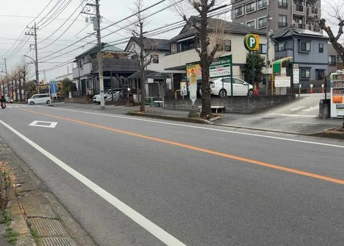 土地の前の道路に消火栓が設置されていることがあります。この場合、道路交通法第45条第1項により、駐車禁止の場所が指定されています。そのため、車庫などの駐車スペースをつくることができない場合があります。