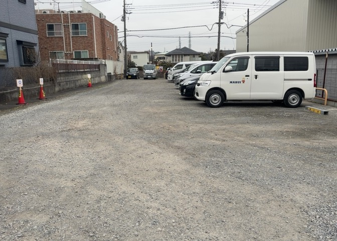 土地購入を検討されている場合、境界杭がない状態で購入してしまうと境界確定測量をする必要があり、費用がかかります。購入の前に、売主、隣土地所有者立ち合いのもと境界を確定し境界杭を設置するのがベストです。