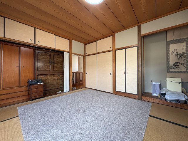 落ち着いた雰囲気が魅力の和室は、天井や建具に木の温もりを感じられる空間。収納も豊富に備わっており、寝具や季節物もすっきり整理できます。床の間もあり、季節の飾りや趣味のアイテムを楽しめるのも魅力です。