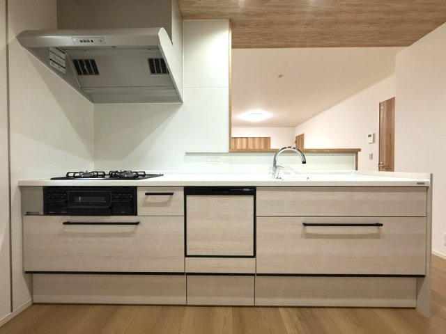 25号棟　キッチン　収納がたっぷり備わっているため、調理器具や日用品をすっきりと整理できます。衛生的で便利な食洗機・タッチレス水栓など設備充実！