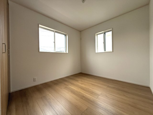 25号棟　洋室5.2帖　2面に配置された窓から心地良い光が差し込み、プライバシーを確保しながらも開放感のある空間を実現しています。読書をしたり、音楽を聞いたりと一人時間も充実！