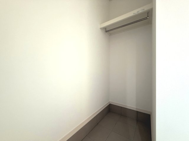 25号棟　土間収納　玄関横にはベビーカーやアウトドア用品の収納に便利にお使いいただける土間収納があります。