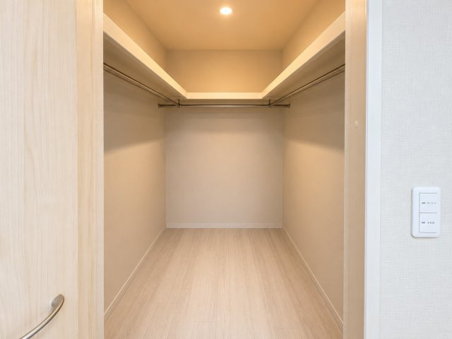 主寝室に設けられたウォークインクローゼットです。衣類はもちろん、季節物の家電やスーツケースなども収納できる広さを確保しています。両サイドにハンガーパイプを備えており、衣類を整理しながら収納可能です。