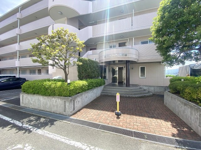 エントランス入口。手入れの行き届いた清潔感のあるアプローチで、居住者やゲストを気持ちよく出迎えます。