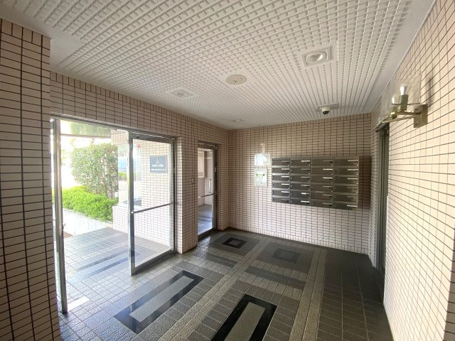 エントランスホール。安心のオートロック完備で防犯面も配慮されており、日々の暮らしに安心感を与えます。