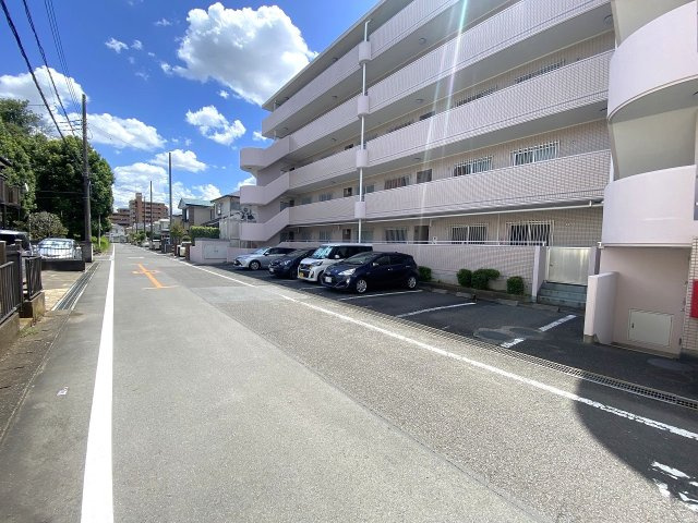 敷地内駐車場。お車の出し入れがしやすく、日々の通勤やお買い物、休日のお出かけにも便利です。