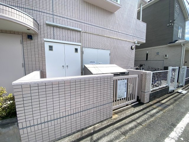 敷地内ゴミ置き場。管理が行き届き綺麗に保たれているため、衛生面でも安心してお使いいただけます。