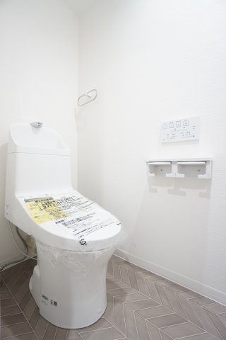 トイレ本体、温水洗浄便座新品交換済み♪