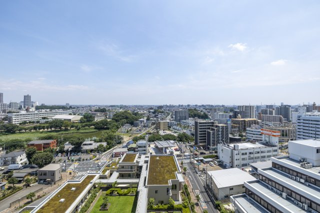 都会のパノラマが目の前に広がる、タワーマンションならではの開放的な眺望。視界を遮るもののない空の広さが、心地よい解放感をもたらします。時間とともに移り変わる空の色を楽しみながら、心豊かなひとときを。