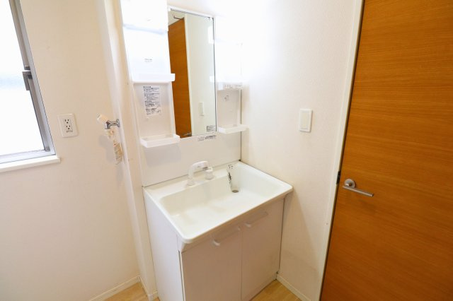 洗濯機置き場横には窓があり、こもりがちな湿気を換気できるため、水回りを清潔に保てます。