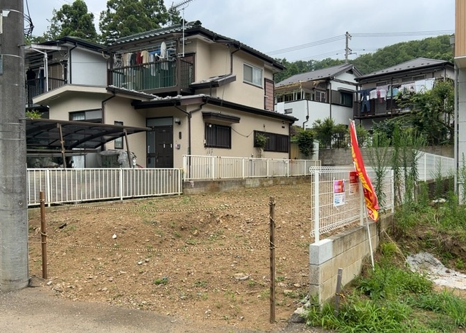 土地の形が極端に長細かったり、狭小地、あるいは道路との高低差がある傾斜地だった場合、後々売ろうとしても買い手がつかない場合もあります。後々、売却することになった時に価値の下がらない土地を選びましょう。