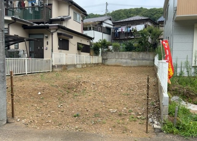 土地の面積＝住宅面積ではありません。建ぺい率の問題などで、土地のある場所によって住宅を建てられる面積は限られています。高さもしかり、「土地」という言葉の中には、建築条件も含まれると考えておきましょう。