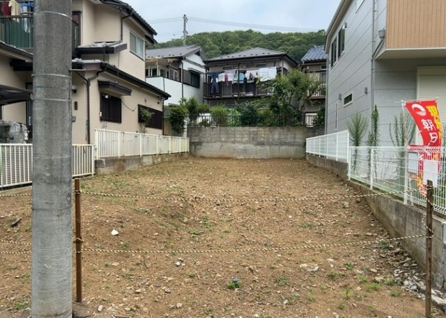 家を建てる場合、方位は要チェックです。現実的に日当たりのよい家ならばリビングは南側、建築基準法でも北側に当たる家への配慮は求められています。土地を見学に行く際は、方位磁針を持って行くようにしましょう。