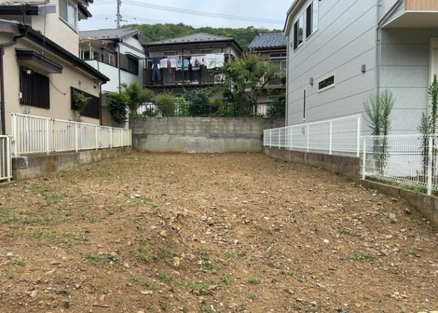 土地を買う際、住む地域の自治体や福祉の補助制度にも注目してみましょう。子供や老人の医療補助やゴミ出しのルールなど、自治体によってルールに大きな違いがあるため、暮らしやすい土地で判断するとよいでしょう。
