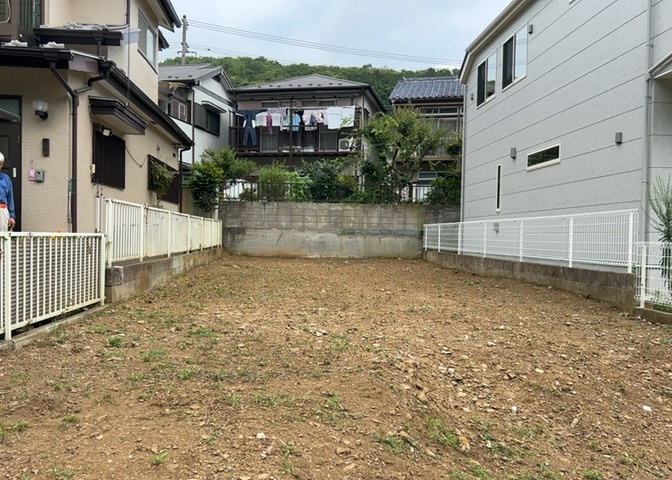 土地の前の道路に消火栓が設置されていることがあります。この場合、道路交通法第45条第1項により、駐車禁止の場所が指定されています。そのため、車庫などの駐車スペースをつくることができない場合があります。