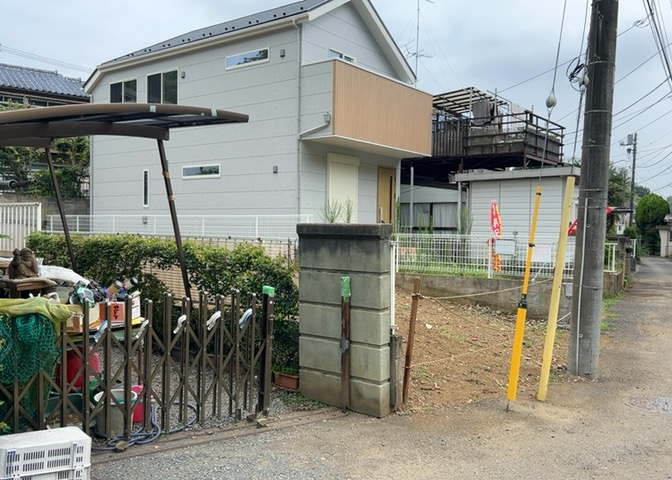 現地に行くなら、物件の周囲の地形がどうなっているかを見ることも大切です。周辺より低くなっている土地では、大雨などで水が集まりやすいため、地盤が弱くなっているということも考えられるため、注意が必要です。