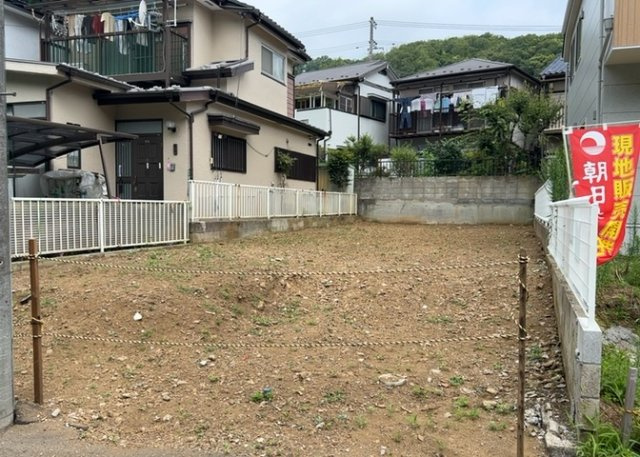 土地購入を検討されている場合、境界杭がない状態で購入してしまうと境界確定測量をする必要があり、費用がかかります。購入の前に、売主、隣土地所有者立ち合いのもと境界を確定し境界杭を設置するのがベストです。